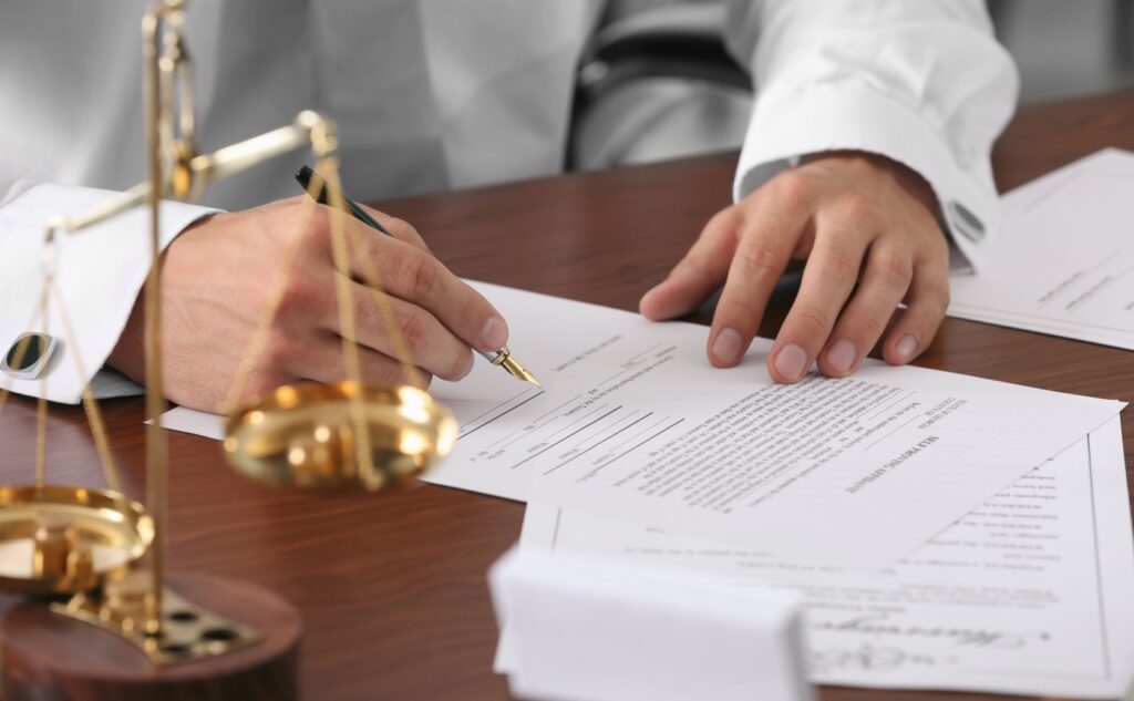 وفر تكاليف الشحن والانتظار: 5 مزايا تجعل التوثيق الإلكتروني خيارك الأفضل في 2026