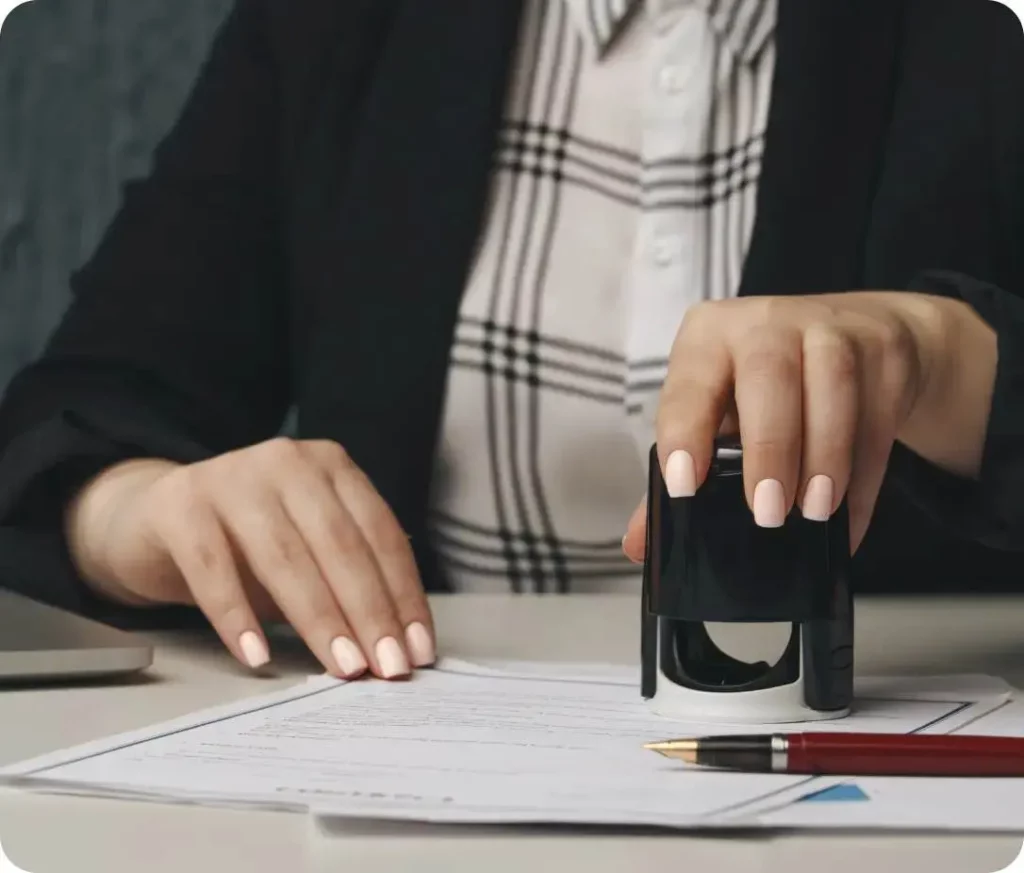 ورقة واحدة قد تؤجل حلمك… هل أنت مستعد؟ قد تمضي سنوات وأنت تخطط للدراسة في الخارج، أو تبني خبرتك المهنية تمهيداً لعقد عمل دولي، أو تستثمر وقتك ومالك في مشروع عابر للحدود. لكن في لحظة تقديم الملف، قد تكتشف أن “ورقة واحدة” ناقصة أو غير موثقة بالشكل الصحيح… فتتوقف كل الخطوات. في عالم المعاملات الدولية، لا تكفي النية ولا الكفاءة وحدهما. هناك عنصر أساسي لا يمكن تجاوزه: اكتمال المستندات وصحتها القانونية. ورقة واحدة غير مكتملة قد تؤجل حلمك أشهراً، وربما عاماً كاملاً. لماذا تُعدّ المستندات حجر الأساس في أي إجراء دولي؟ عندما تتقدم بطلب دراسة، عمل، هجرة، أو حتى شراكة تجارية خارج بلدك، فإن الجهة المستقبِلة لا تعرفك شخصياً. هي لا تعتمد على سيرتك الذاتية فقط، بل على مستنداتك الرسمية لإثبات هويتك، مؤهلاتك، وخبراتك. هذه المستندات قد تشمل: الشهادات الدراسية. كشوف العلامات. شهادات الخبرة. عقود العمل. شهادة الميلاد. وثائق الأحوال الشخصية. السجل التجاري للشركات. كل وثيقة من هذه الوثائق تمثل دليلاً قانونياً. وإذا كانت واحدة منها غير مصدقة أو غير متوافقة مع متطلبات الدولة المقصودة، فقد يتم إرجاع الملف بالكامل. كيف تؤجل ورقة واحدة حلمك فعلياً؟ 1. نقص التوثيق القانوني تخيل أنك حصلت على قبول جامعي في كندا، وكل شيء جاهز، لكن شهادتك الجامعية غير مصدقة حسب الأصول أو لا تحمل تصديقاً بموجب اتفاقية لاهاي. في هذه الحالة، لن يُعتمد المستند، حتى لو كان صحيحاً من حيث المضمون. ستُطلب منك استكمال التوثيق، ما يعني وقتاً إضافياً قد يتجاوز مهلة التقديم. 2. خطأ بسيط في البيانات اختلاف حرف في الاسم بين جواز السفر والشهادة، أو خطأ في تاريخ الميلاد، قد يؤدي إلى طلب توضيحات رسمية. هذا الإجراء قد يتطلب إصدار مستند جديد أو تصحيح رسمي، وهو ما قد يستغرق أسابيع. وفي بعض الحالات، لا يُسمح بتعديل الملف بعد إغلاق باب التقديم، فتضطر إلى الانتظار للدورة التالية. 3. ترجمة غير معتمدة كثير من الجهات الدولية تشترط ترجمة قانونية معتمدة. إذا قُدمت ترجمة غير مصدقة أو غير مطابقة للنص الأصلي، فقد يتم رفضها. هنا لا تكمن المشكلة في المستند نفسه، بل في طريقة تقديمه. ورقة ترجمة واحدة غير صحيحة قد تعني إعادة كامل الملف للمراجعة. لماذا لا تُعلن كل المتطلبات بوضوح؟ بعض السفارات أو الجهات لا تفصل كل المتطلبات الدقيقة في مواقعها الإلكترونية. قد تذكر مثلاً “شهادة جامعية مصدقة”، دون تحديد تسلسل التصديقات المطلوب. وعند تقديم الملف، يُطلب منك استكمال مراحل إضافية لم تكن في الحسبان. هذا ما يجعل الاستعداد المسبق أمراً ضرورياً. فالمتطلبات قد تختلف من دولة لأخرى، بل ومن معاملة لأخرى داخل الدولة نفسها. أثر التأجيل لا يقتصر على الوقت فقط عندما تتأخر معاملة بسبب ورقة واحدة، فإن الخسارة لا تكون زمنية فقط. قد تشمل: خسارة رسوم تسجيل غير قابلة للاسترداد. تأجيل بداية عقد العمل. فقدان فرصة منحة دراسية. تأخير افتتاح مشروع تجاري. اضطرار لإعادة حجز مواعيد السفر. كل ذلك بسبب مستند لم يُراجع بدقة في البداية. الاستعداد ليس مبالغة… بل استراتيجية التحضير المبكر يعني: جمع المستندات قبل موعد التقديم بوقت كافٍ. التأكد من مطابقة الأسماء والتواريخ في جميع الوثائق. معرفة نوع التوثيق المطلوب (تصديق وزارة، سفارة، أو أبوستيل). التأكد من أن الترجمة قانونية ومعتمدة. الاحتفاظ بنسخ إضافية عند الحاجة. التعامل مع المستندات بعقلية “قد أحتاجها لاحقاً” يوفّر عليك ضغوط اللحظة الأخيرة. الفرق بين الجاهزية وردة الفعل هناك فرق كبير بين شخص يبدأ بإجراءات التوثيق قبل فتح باب التقديم، وشخص ينتظر حتى يُطلب منه المستند رسمياً. الأول يتحكم بوقته ويقلل احتمالات الخطأ. الثاني يدخل في سباق مع الزمن، وقد يضطر إلى اختصار خطوات أو اتخاذ قرارات متسرعة. في المعاملات الدولية، ردّة الفعل المتأخرة غالباً ما تكون مكلفة. كيف تقيّم جاهزيتك؟ اسأل نفسك: هل جميع مستنداتي الأصلية متوفرة وحديثة؟ هل بياناتي متطابقة في كل الوثائق؟ هل أعرف نوع التصديق المطلوب للدولة المقصودة؟ هل الترجمة مطابقة لجواز سفري حرفياً؟ هل لدي نسخة احتياطية من كل مستند؟ إذا كان هناك تردد في إجابة أي سؤال، فقد تكون هناك “ورقة” تحتاج إلى معالجة قبل أن تبدأ. الحلم لا يتوقف… لكنه قد ينتظر الأحلام الكبيرة — دراسة، عمل، هجرة، استثمار — لا تتحقق بخطوة واحدة. هي مسار طويل من التحضير والالتزام. والمستندات جزء أساسي من هذا المسار. قد لا ترى أهمية الورقة الآن، لكنها بالنسبة للجهة المستقبِلة هي الدليل الوحيد على صحة معلوماتك. لذا، فإن إهمالها ليس خياراً. الخلاصة: هل أنت مستعد؟ ورقة واحدة قد تؤجل حلمك. ورقة واحدة قد تغيّر توقيت مستقبلك. ورقة واحدة قد تضع ملفك في خانة “مكتمل” أو “معلّق”. الاستعداد لا يعني القلق، بل يعني الوعي. والوعي في عالم التوثيق الدولي هو ما يصنع الفارق بين معاملة تسير بسلاسة، وأخرى تتعثر في تفاصيل صغيرة. قبل أن تتقدم بطلبك القادم، خذ لحظة لمراجعة أوراقك. لأن الحلم يستحق أن تبدأه بملفٍ جاهز… لا بورقة ناقصة.