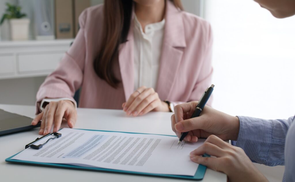 ما هي المستندات التي يجب توثيقها قبل السفر للعمل؟